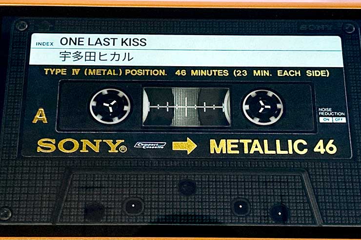 曲名「One Last Kiss」がすべて大文字に変換されています