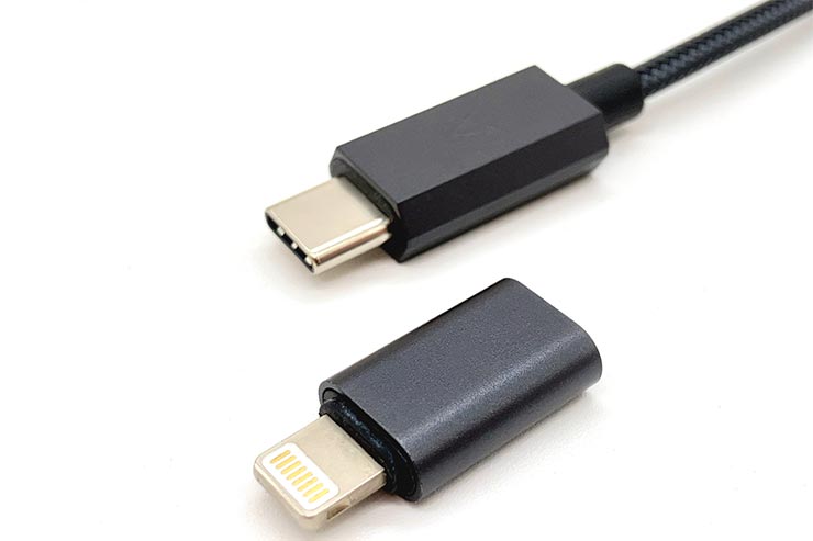 USB Type-C to Lightning変換アダプターが付属します