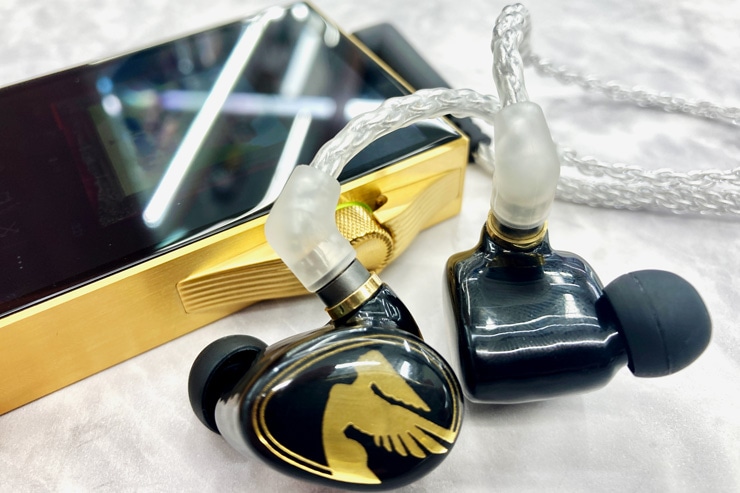 JoleneとAstell＆Kern SA700 Vegas Gold