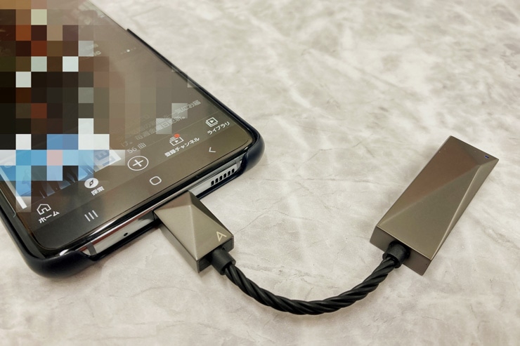 PEE51とスマートフォン（一部画像を加工しています）