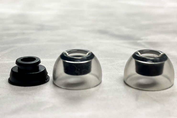 右がアダプターを外したfor AirPods Proですが見分けがつきません