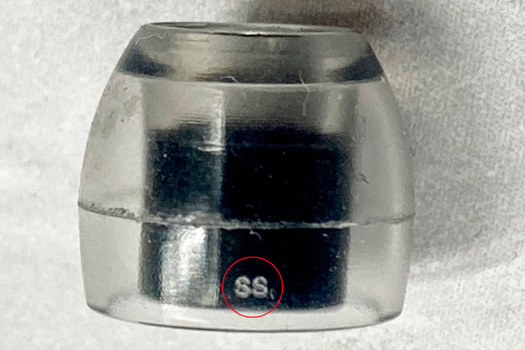 赤丸の部分に小さく「SS」と書いてあります