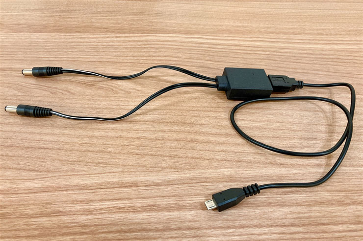 同梱の給電アダプタ