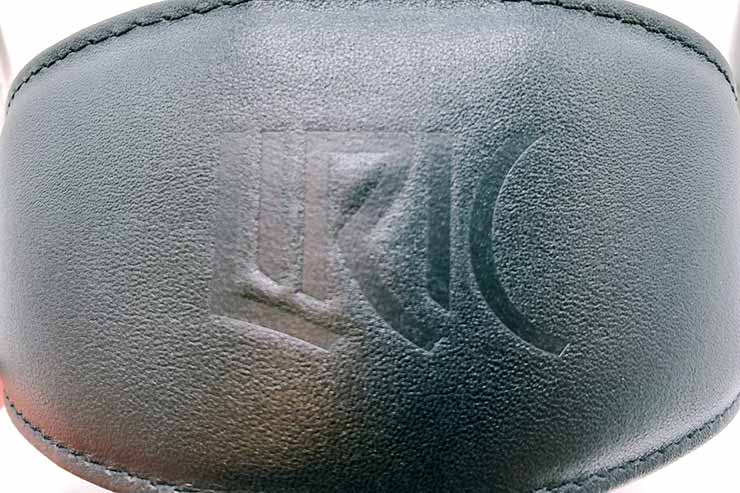 ヘッドバンド表面に「LIRIC」の文字