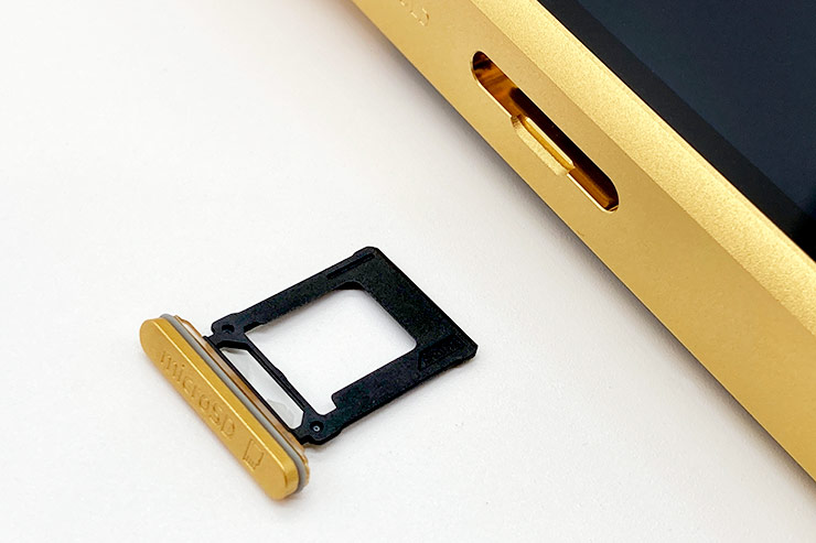 microSDカードはトレー方式