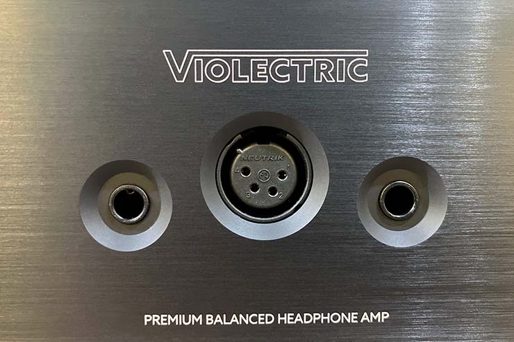 ヘッドホン出力端子は6.3mmとXLR4pinのみ