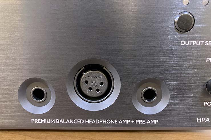 ヘッドホン出力端子は6.3mmとXLR4pinのみ
