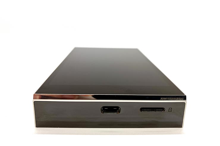 SP3000の底面USB端子とカードスロットの画像