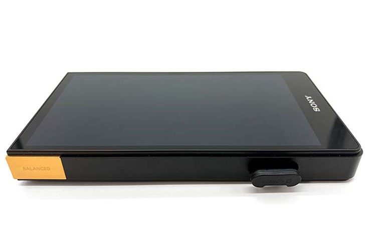 NW-ZX707側面のmicroSDカードスロットの画像