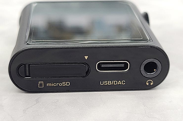 M0ProのmicroSDカードスロットの画像
