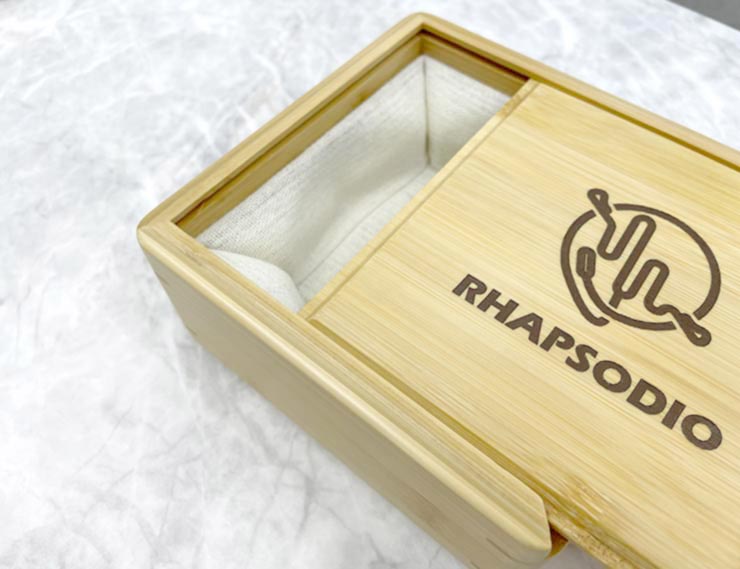 木箱に描かれたRhapsodio(ラプソディオ) ロゴの画像