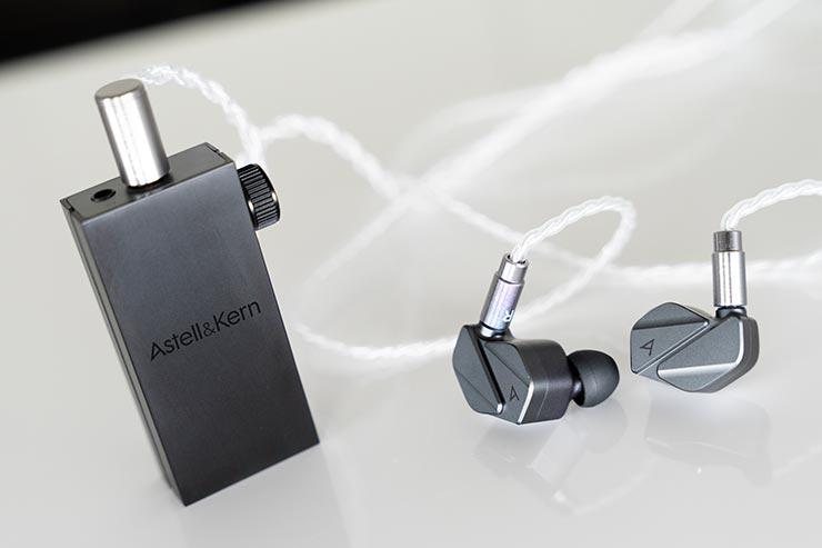 Astell＆Kern AK HB1とイヤホンを繋いでいるの画像