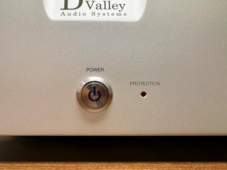Model2の電源ボタンとPROTECTIONランプ部分の画像