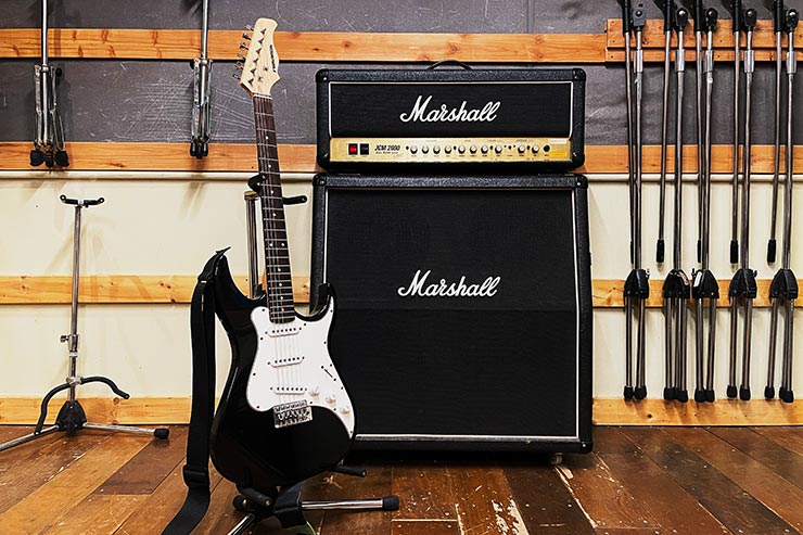 Marshall JCM2000とギターの画像
