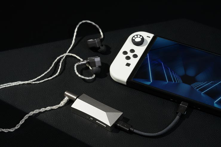 Astell&Kern AK HC4をゲーム機に接続した画像