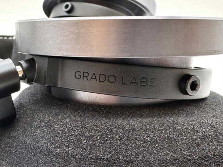 「GRADO LABS」の刻印入りジンバルはアルミニウム合金製