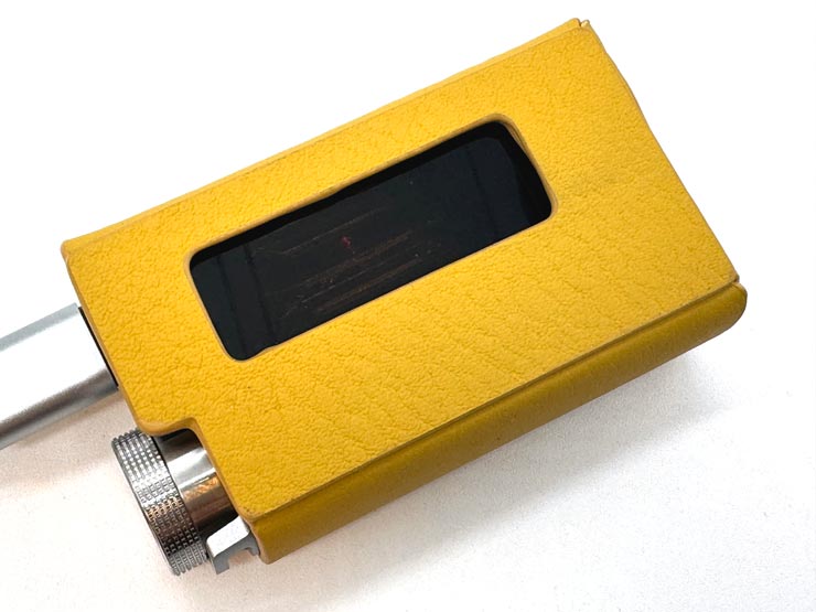 iBasso Audio Nunchakuを専用レザーケースに入れた画像