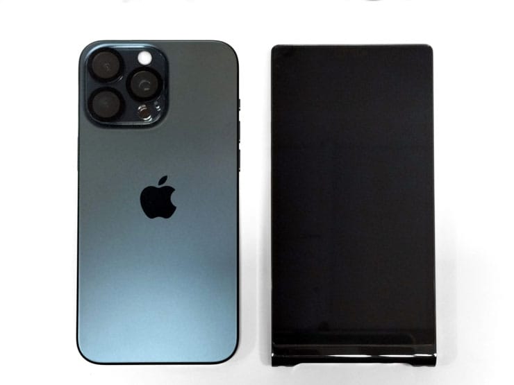iPhone 15 Pro MaxとWaltz XM10LTDのサイズ比較画像