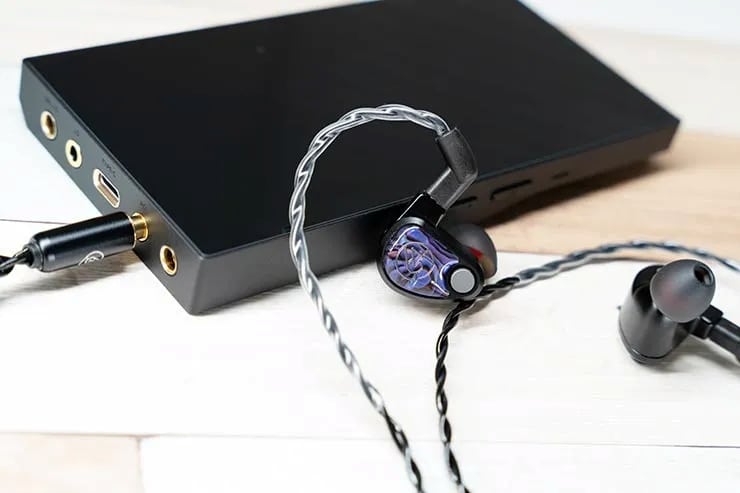 64 AUDIOのイヤホン画像