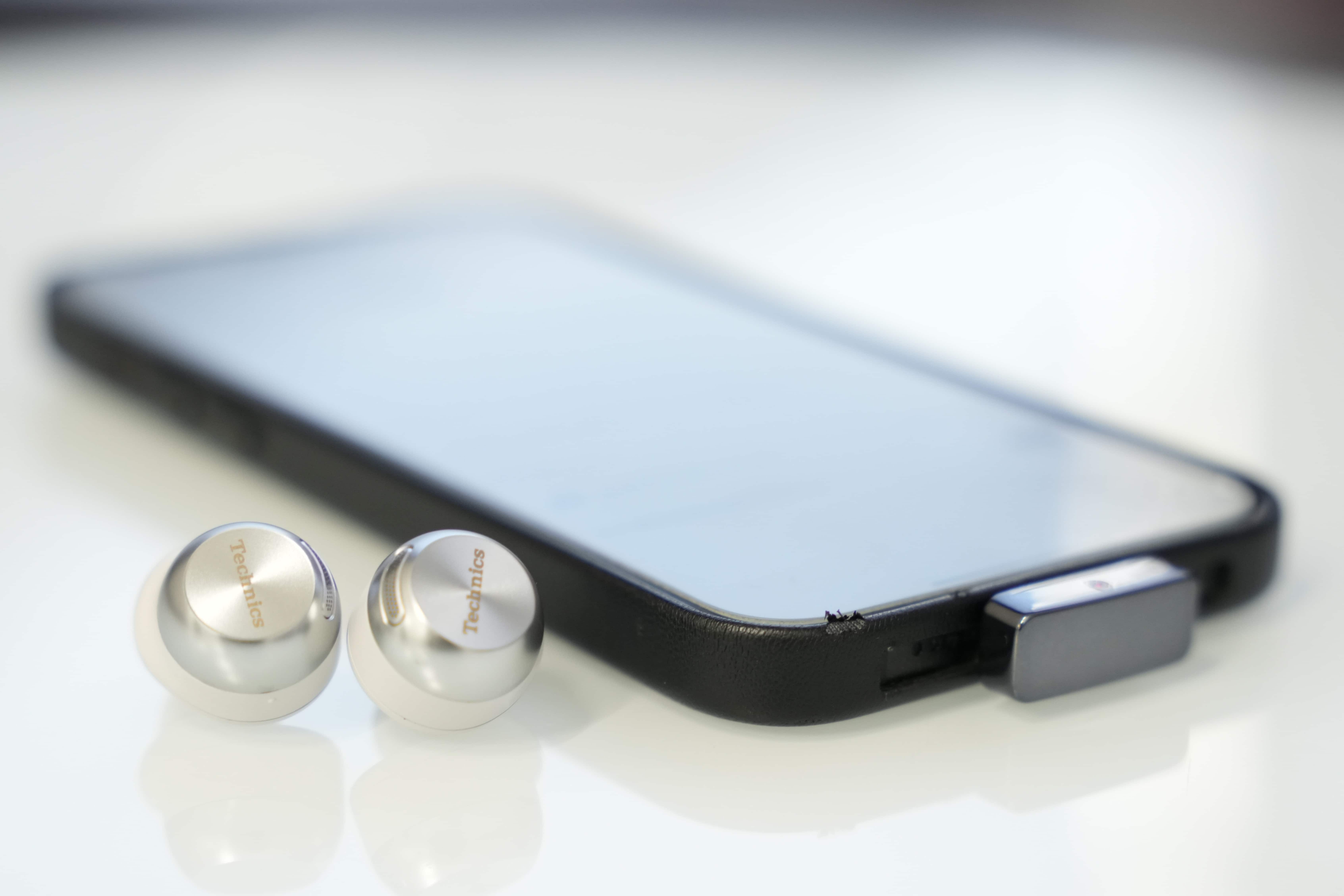 TechnicsのEAH-AZ100とiphoneの画像