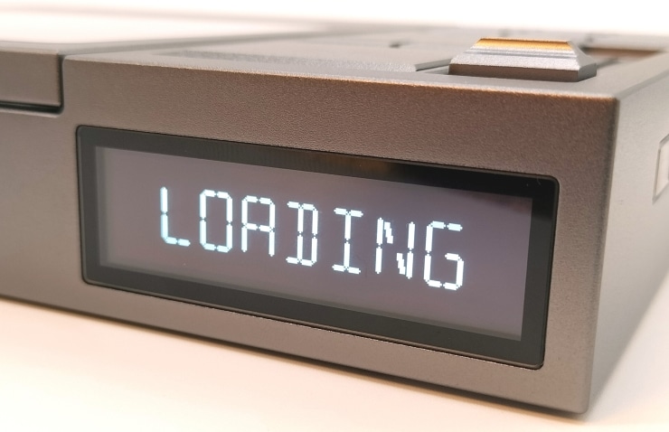 CD読み込み中のCONCEPT Rのディスプレイ