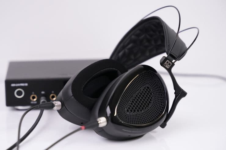 Dan Clark Audio NOIRE-XO レビュー | キレのある低域と開放感のあるサウンドステージ！開放型の有線ヘッドホン