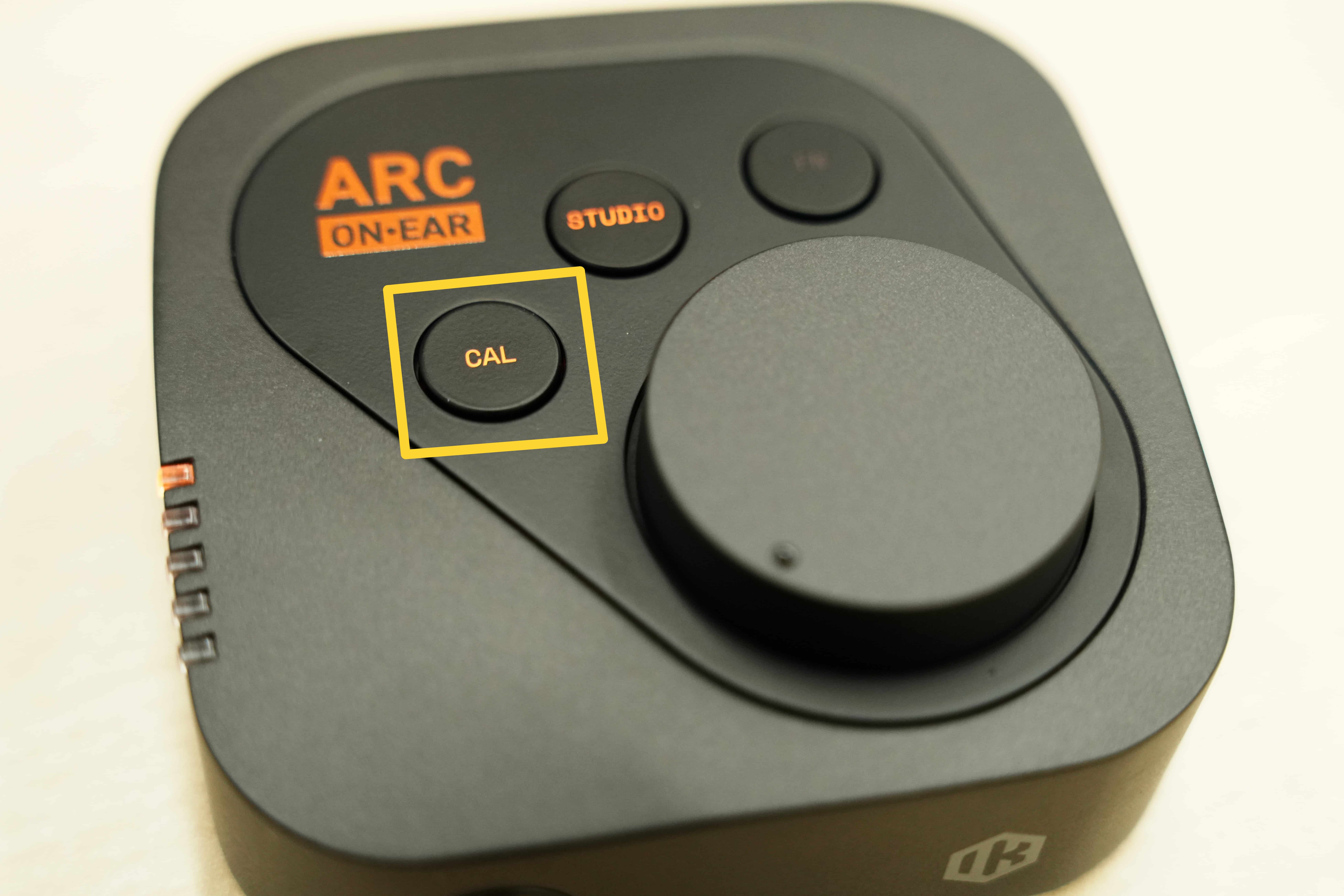 ARC ON・EARのキャリブレーションボタンの画像