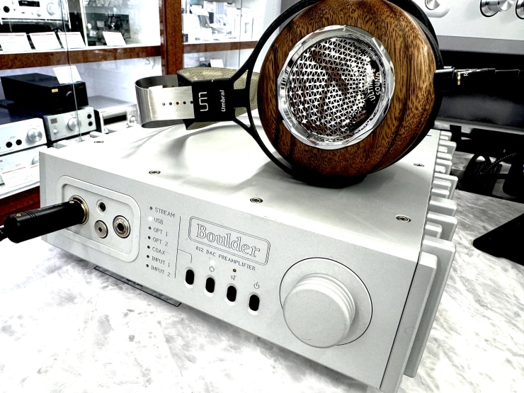 Unique Melody UmbralとBoulder 812 DAC PREAMPLIFIERの画像