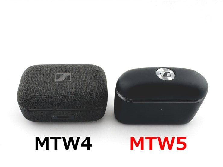 左：MOMENTUM True Wireless 4の充電ケース、右：MOMENTUM True Wireless 5の充電ケース