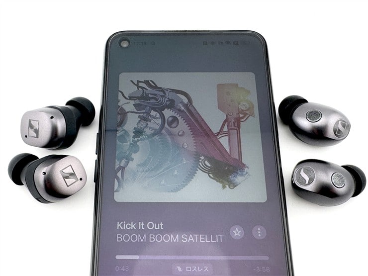 左：MOMENTUM True Wireless 4、右：MOMENTUM True Wireless 5
