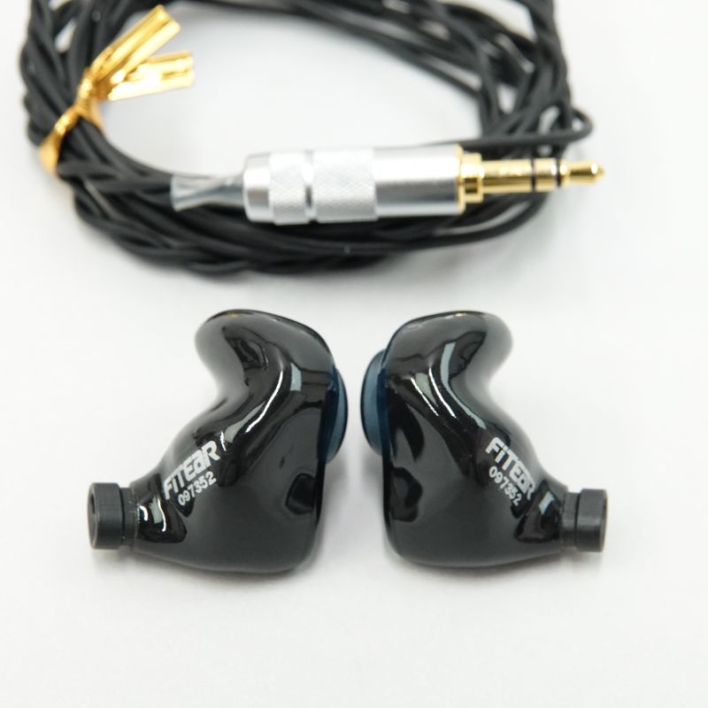 Fitear est universal