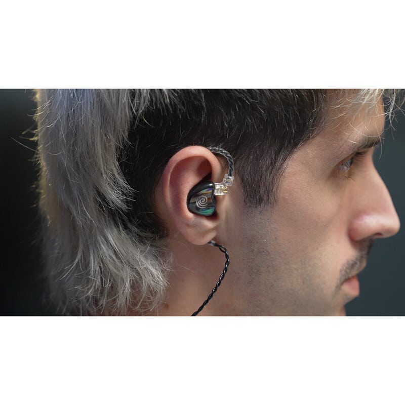 THREE(2025年12月19日発売予定)