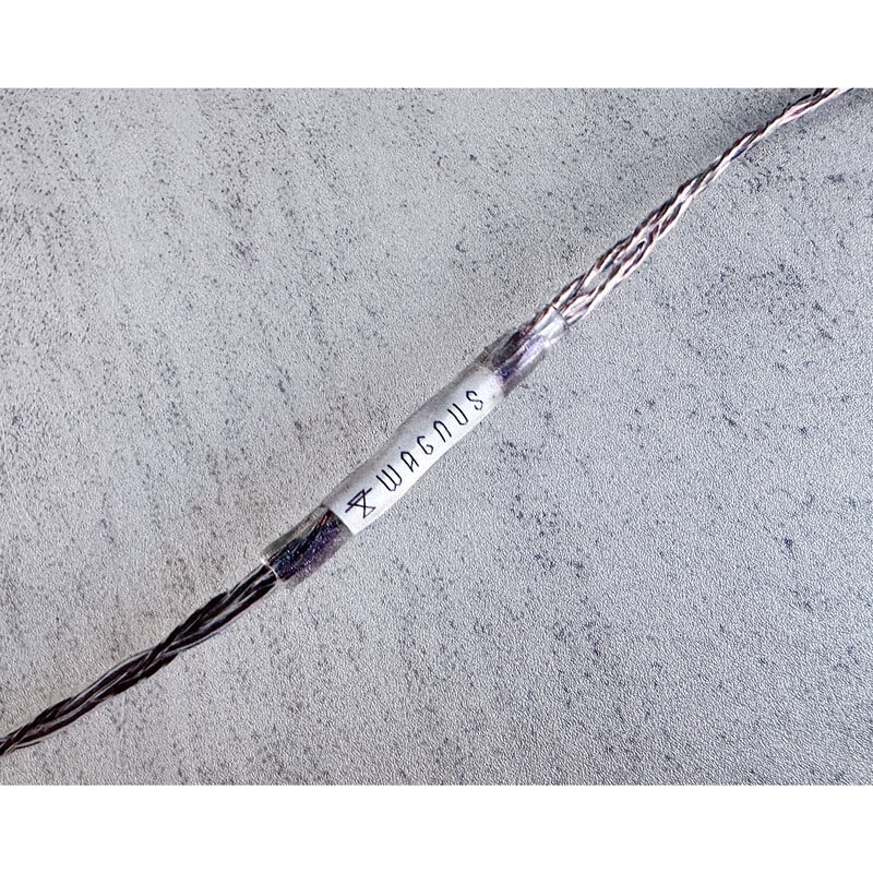 Vintage No.072 “An Phelbrico” / 4.4mm 5極 トープラ販売製 CINQBES 純銅材 無メッキプラグ / XXX-G 2pin / ロゴ&イヤーコネクタアートワーク